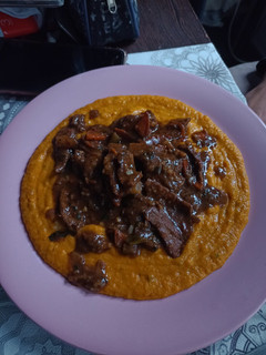 Una foto de Puré de 3 zapallos asados, acompañado de una salsa de soja con verduras y carne marinada