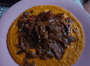 Una foto de Puré de 3 zapallos asados, acompañado de una salsa de soja con verduras y carne marinada