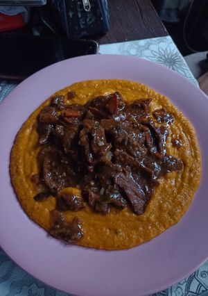 Una foto de Puré de 3 zapallos asados, acompañado de una salsa de soja con verduras y carne marinada