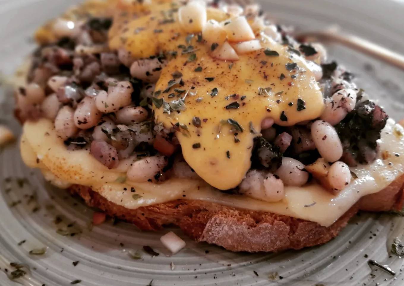 Torrada de fessolets, butifarra, morcilla y manzana