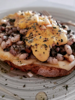 Una foto de Torrada de fessolets, butifarra, morcilla y manzana