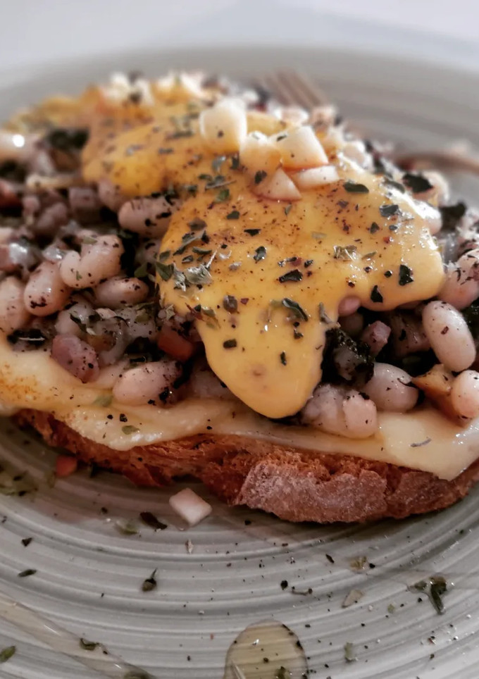 Una foto de Torrada de fessolets, butifarra, morcilla y manzana