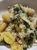 Gnocchi rostizados con espárragos y puerro