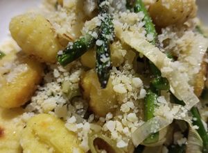 Una foto de Gnocchi rostizados con espárragos y puerro