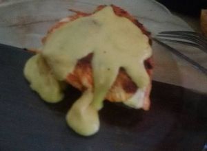 Una foto de Bifes de pollo rellenos de jamón y queso con salsa de mostaza