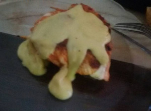 Una foto de Bifes de pollo rellenos de jamón y queso con salsa de mostaza