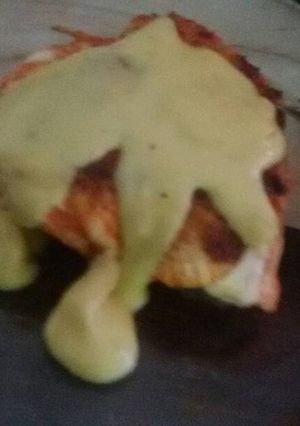 Una foto de Bifes de pollo rellenos de jamón y queso con salsa de mostaza