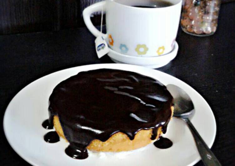 Mini sponge cake with choco glaze