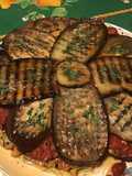 Aubergines grillées façon gâteau aux tomates, farce au chapon, pesto et emmental