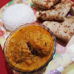 A picture of Aalu kofta curry.