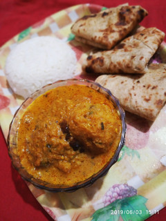 A picture of Aalu kofta curry.