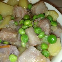 A picture of Arrowroots(nduma) and potatoes.