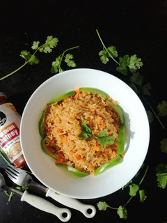 સેઝવાન રાઇસ (Schezwan Rice Recipe In Gujarati) રેસીપી મુખ્ય ફોટો