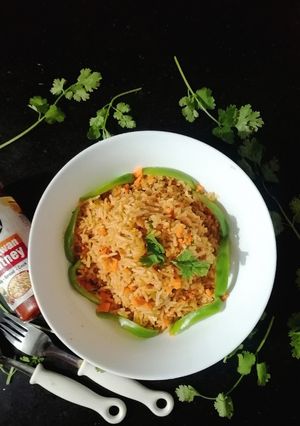 સેઝવાન રાઇસ (Schezwan Rice Recipe In Gujarati) રેસીપી મુખ્ય ફોટો