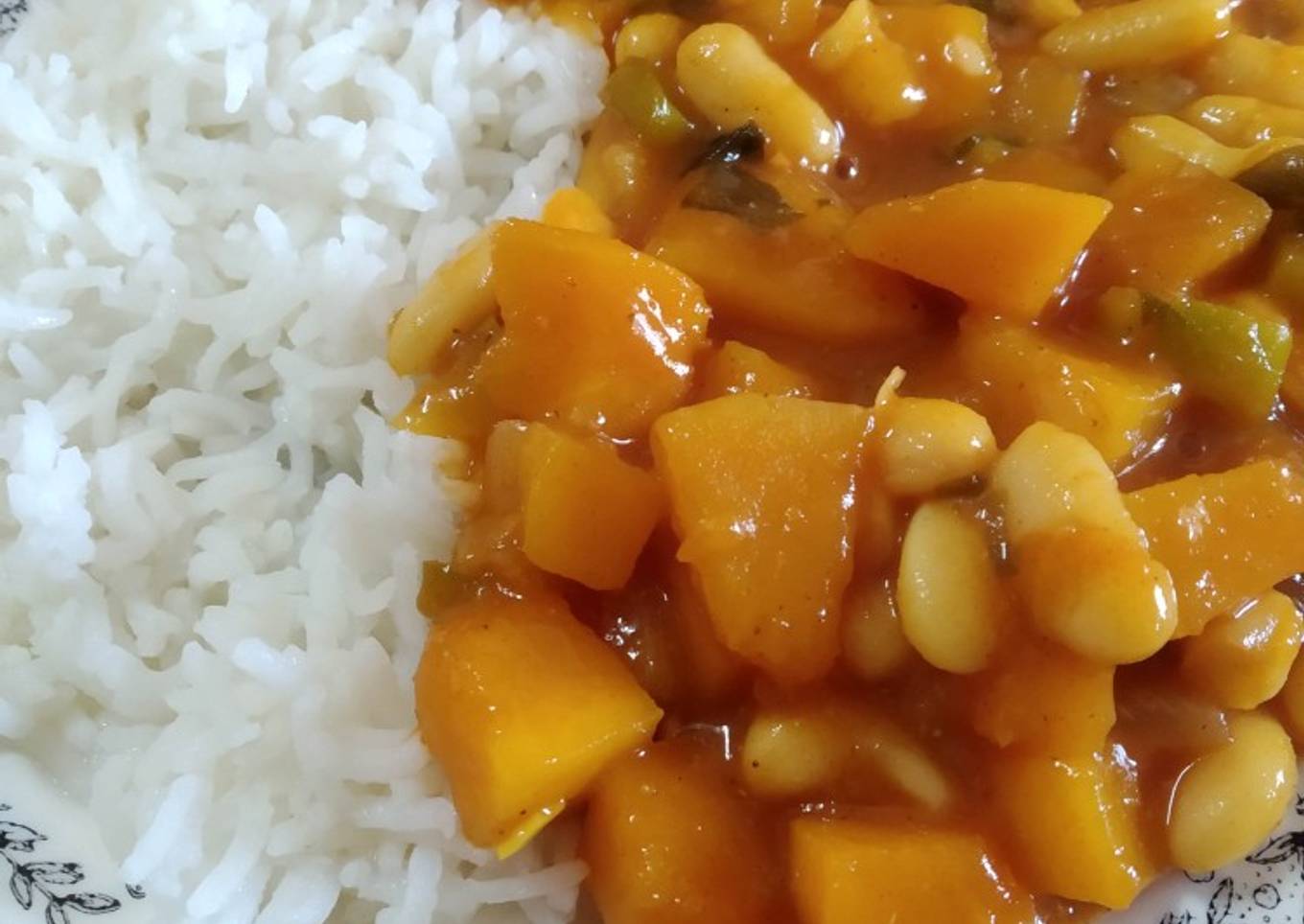 Arroz con curry de calabaza y alubias