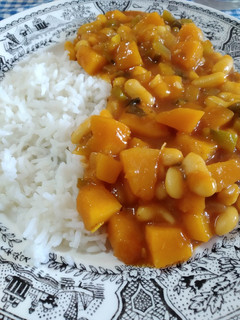 Una foto de Arroz con curry de calabaza y alubias