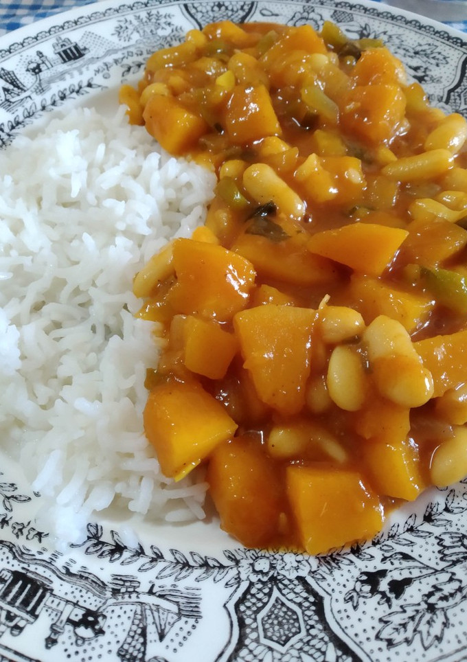 Una foto de Arroz con curry de calabaza y alubias
