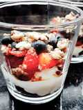 Postre en vaso frutillas, nueces y arándanos