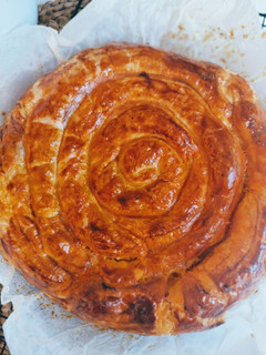 Una foto de Rosca de hojaldre rellena de sobrasada, cebolla y queso de Mahon