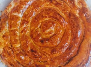 Una foto de Rosca de hojaldre rellena de sobrasada, cebolla y queso de Mahon