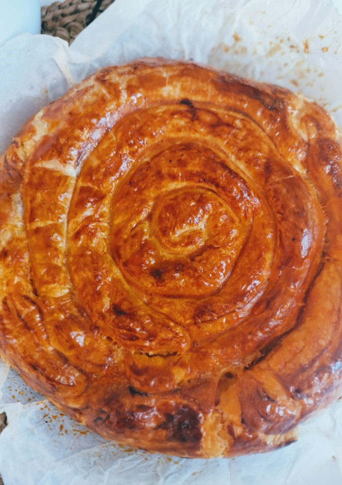 Una foto de Rosca de hojaldre rellena de sobrasada, cebolla y queso de Mahon