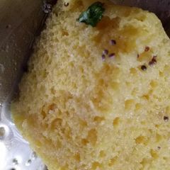A picture of Khaman dhokla without Eno.