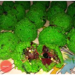 A picture of Narikeler ladoo or paan bites or pan ladoo.