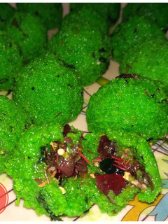 A picture of Narikeler ladoo or paan bites or pan ladoo.