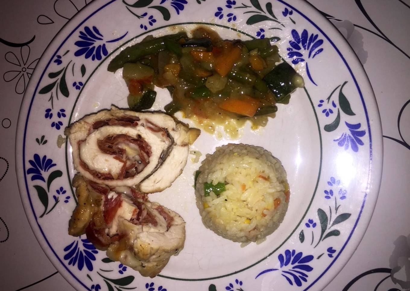 Pechugas de pollo rellenas de jamón y queso, con acompañamiento