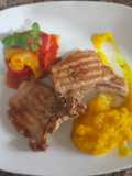 Costillitas de cerdo, con puré de mango y morrón asado