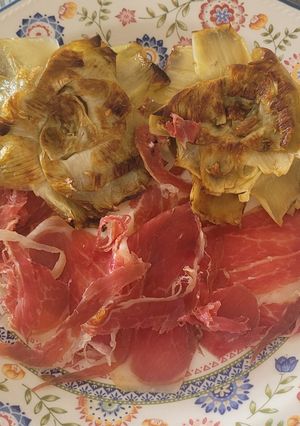 Una foto de Alcachofas confitadas con jamón ibérico