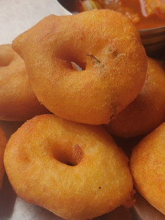 मेदु वडा.. (medu vada recipe in marathi) रेसिपी चे मुख्य फोटो 