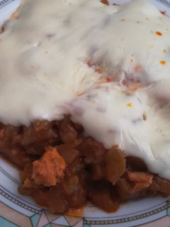 Una foto de Berenjena con atún y queso