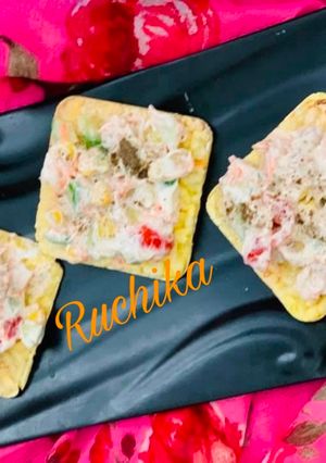 A picture of Salad on Crackers.