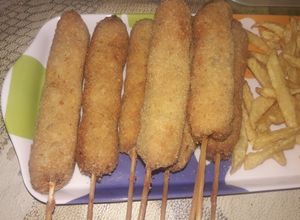 Una foto de Brochettes de picada de pollo empanados