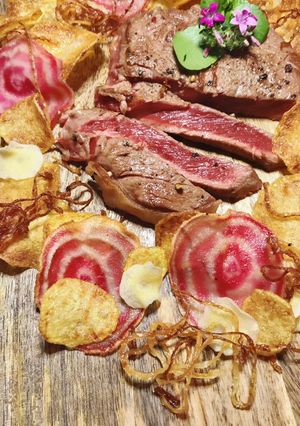 Une photo de Tournedos Rossini et ses chips de légumes. Octobre rose