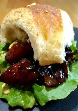 Φωτογραφία της συνταγής Sandwich με λουκάνικο καραμαλίδικο και καραμελωμένα κρεμμύδια