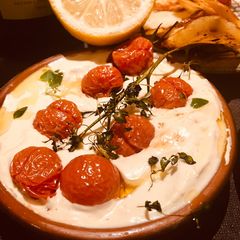 Roasted cherry tomato hummus 🌱 A picture of Roasted cherry tomato hummus 🌱.