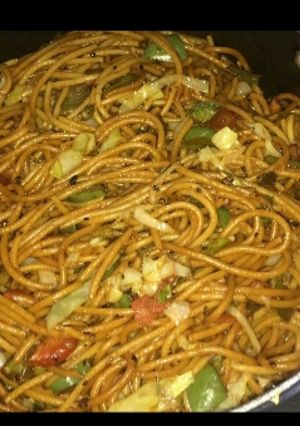 चाऊमीन (Chowmein recipe in hindi) रेसिपी मुख्य फोटो