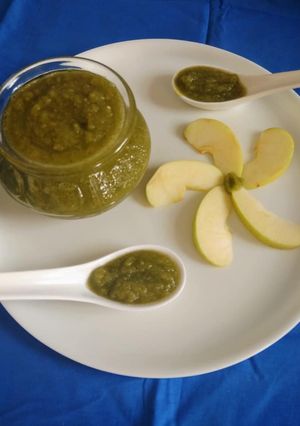 A picture of Apple coriander chutney.