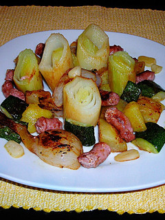 Una foto de Mini salchichas frescas de carne de cordero con verduras