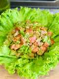Ensalada de tuna aderezada con salsa pesto y zumo de limón