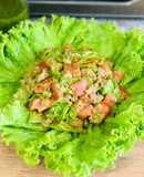 Ensalada de tuna aderezada con salsa pesto y zumo de limón