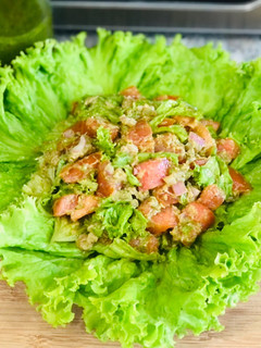 Una foto de Ensalada de tuna aderezada con salsa pesto y zumo de limón