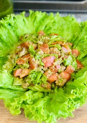Una foto de Ensalada de tuna aderezada con salsa pesto y zumo de limón