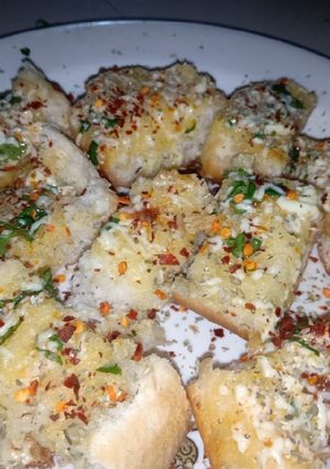 ગર્લિક બ્રેડ (Garlic Bread Recipe In Gujarati) રેસીપી મુખ્ય ફોટો