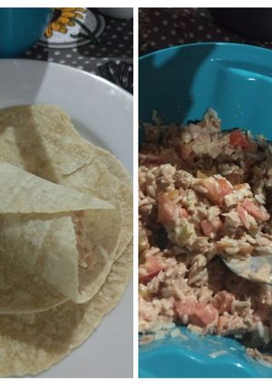 Una foto de Fajitas con atún, arroz y tomate! ♡