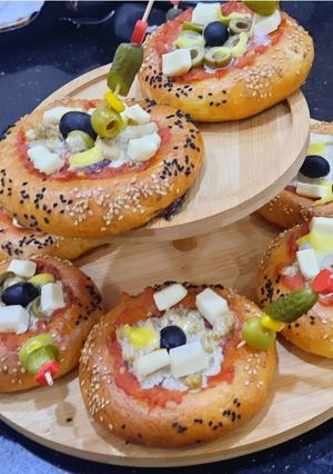 صورة لوصفة ميني بيتزا🥰🥰 بعجينة قطنية وهشة 🍕🍕