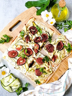 Flammkuchen mit Zucchini und Feigen Rezepthauptbild