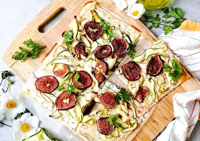 Flammkuchen mit Zucchini und Feigen